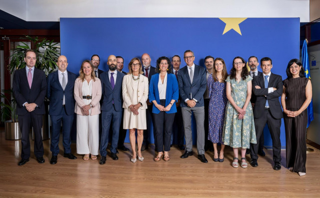 Inés Carpio, directora general de Financiación Internacional del Tesoro; Marco Marrone, CIO del FEI; Lucas González Ojeda, director en funciones de la Representación de la Comisión Europea en España, y representantes de otras once entidades.