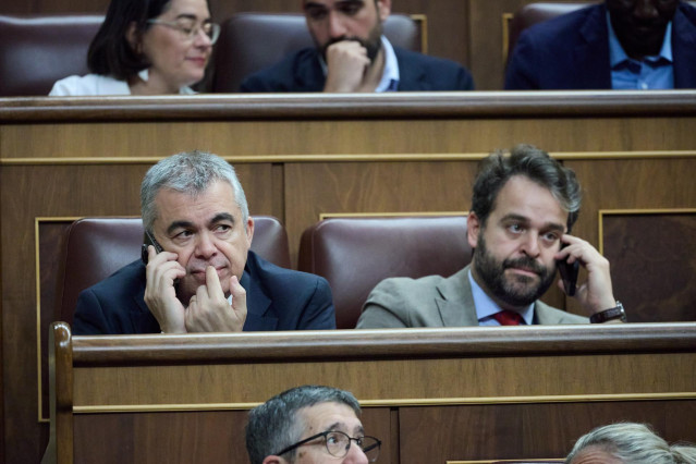 El secretario de Organización del PSOE, Santos Cerdán (i), durante una sesión plenaria en el Congreso de los Diputados, a 12 de junio de 2025, en Madrid (España)