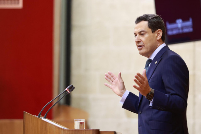 El presidente de la Junta, Juanma Moreno, interviene durante el debate. A 12 de junio de 2025, en sevilla (Andalucía, España). El presidente de la Junta, Juanma Moreno, ha comparecido en el Parlamento en un debate general sobre la situación de Andalucía.