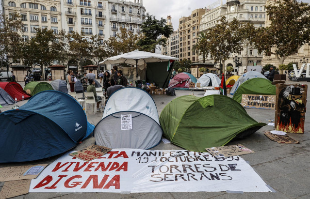 Archivo - Tiendas de campaña con carteles durante la acampada de vivienda en la Plaza del Ayuntamiento, a 21 de octubre de 2024, en Valencia, Comunidad Valenciana (España).