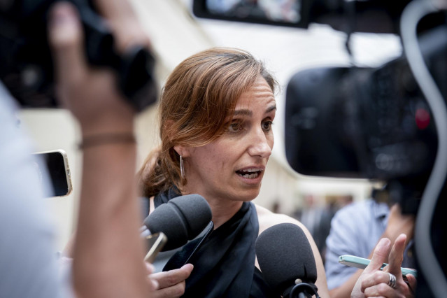 La ministra de Sanidad, Mónica García, atiende a los medios de comunicación tras una sesión de control al Gobierno en el Senado, a 10 de junio de 2025, en Madrid (España). El pleno del Senado aborda la aprobación de actas previas y plantea preguntas sobre