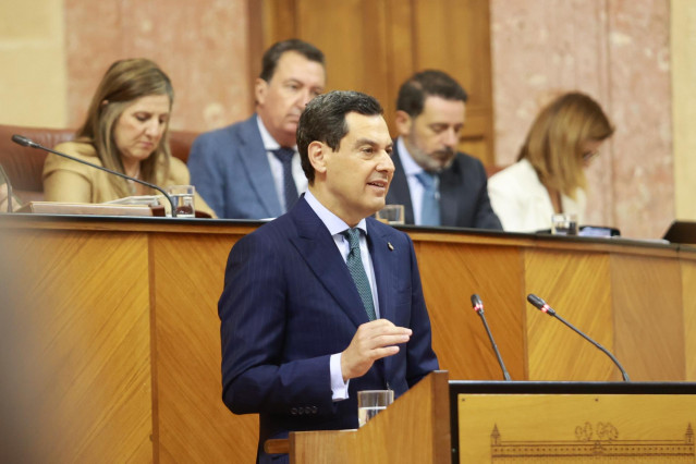 El presidente de la Junta, Juanma Moreno, interviene durante el debate. A 12 de junio de 2025, en sevilla (Andalucía, España). El presidente de la Junta, Juanma Moreno, ha comparecido en el Parlamento en un debate general sobre la situación de Andalucía.