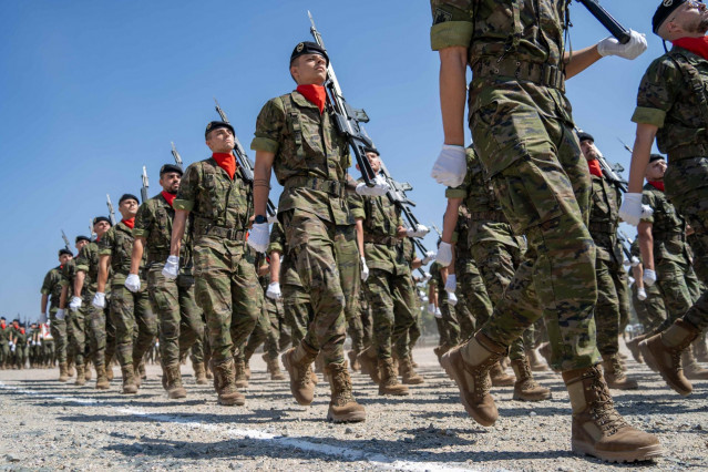 Un momento de la paradar militar celebrada en la base de Cerro Muriano.