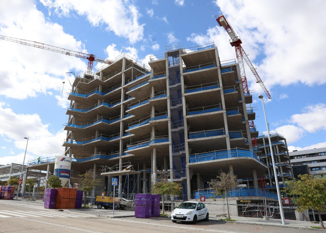 Archivo - Edificios en construcción.