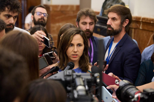 La portavoz de Podemos en el Congreso, Ione Belarra, atiende a los medios de comunicación durante una sesión plenaria en el Congreso de los Diputados, a 12 de junio de 2025, en Madrid (España).