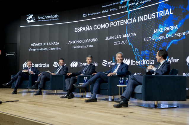 (I-D) El vicepresidente de Cosentino, Alvaro de la Haza, el presidente de Dow, Antonio Logroño, el CEO de ACS, Juan Santamaría, el CEO de DHL Express en Europa, Mike Parra, y el managing director de 3M, Roberto Anta.