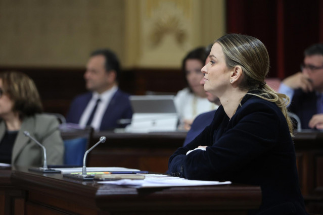 Archivo - La presidenta del Govern balear, Marga Prohens, durante una sesión plenaria.