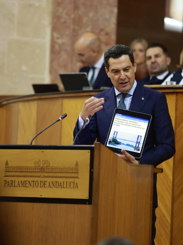 Juanma Moreno, este jueves en el Parlamento, en su turno de réplica a la portavoz parlamentaria del PSOE-A, María Márquez, en el debate general sobre Andalucía, este jueves