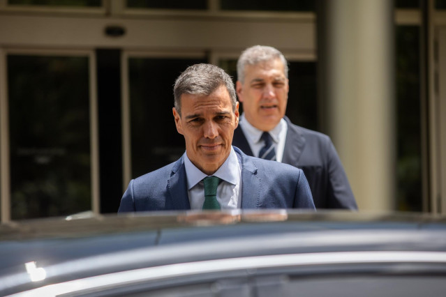 El presidente del Gobierno, Pedro Sánchez, sale del velatorio del socialista José Antonio Serrano, en el Tanatorio de San Isidro, a 11 de junio de 2025, en Madrid (España).