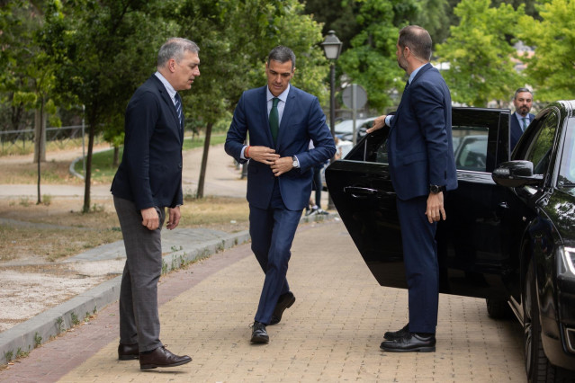 El presidente del Gobierno, Pedro Sánchez, llega al velatorio del socialista José Antonio Serrano, en el Tanatorio de San Isidro, a 11 de junio de 2025, en Madrid (España).