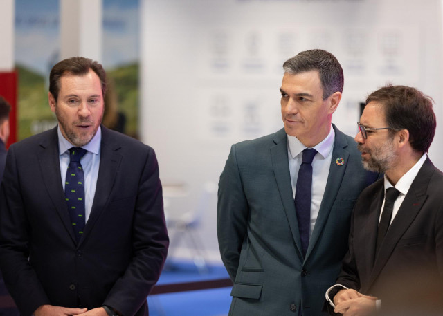 Archivo - El ministro de Transportes y Movilidad Sostenible, Óscar Puente (i) y el presidente del Gobierno, Pedro Sánchez (c), durante su visita a la 45ª edición de la Feria Internacional del Turismo (Fitur).