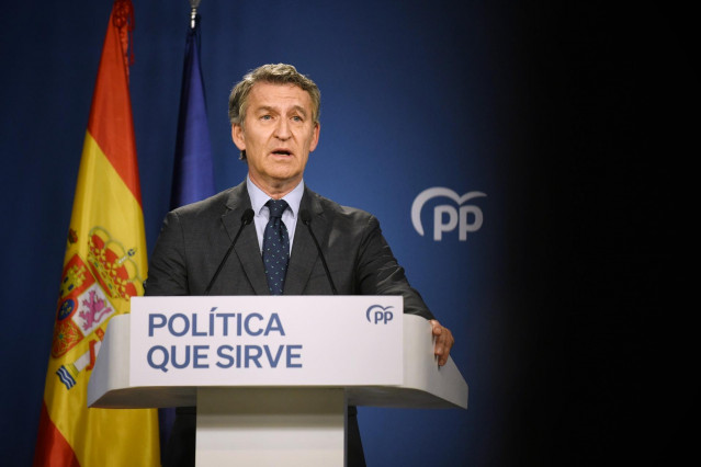 El presidente del Partido Popular, Alberto Núñez Feijóo, durante una rueda de prensa, en la sede del PP en Génova, a 12 de junio de 2025, en Madrid (España).
