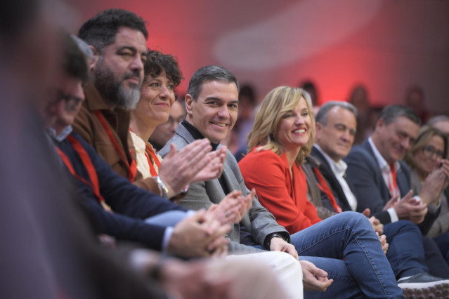 Archivo - El secretario general del PSOE y presidente del Gobierno, Pedro Sánchez, y la secretaria general del PSOE de Aragón, ministra de Educación, Formación Profesional y Deportes y portavoz del Gobierno, Pilar Alegría, en el 18º Congreso del PSOE-Arag