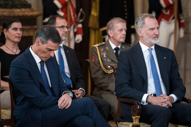 El Rey Felipe VI (d) y el presidente del Gobierno, Pedro Sánchez (i), durante el acto del XL aniversario de la firma del Tratado de Adhesión de España a las Comunidades Europeas