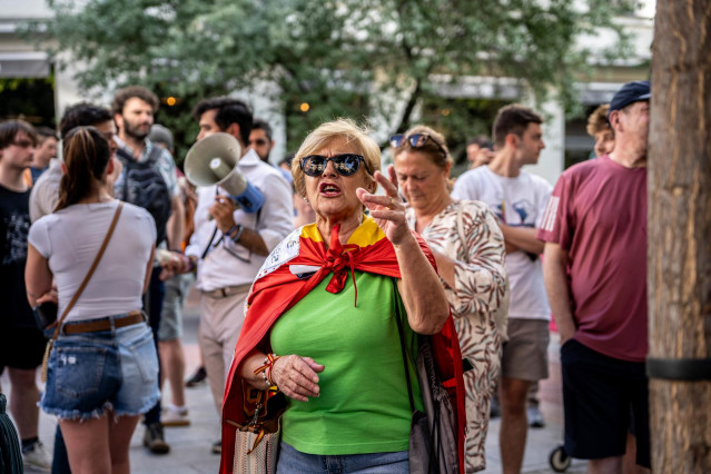 Varias personas durante una concentración en la sede del PSOE en Ferraz, a 12 de junio de 2025, en Madrid (España). Después de que el secretario de Organización del PSOE, Santos Cerdán, haya dimitido hoy tras un informe de la UCO que lo vincula a presunta