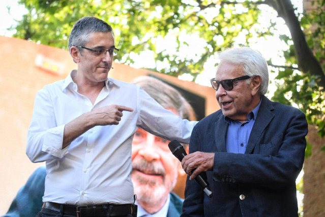 El exdiputado del PSOE Eduardo Madina (i) y el expresidente del Gobierno, Felipe González (d), durante la entrega del Premio Rojana 'Alfredo Pérez Rubalcaba' a la Fundación Save The Children - España, en la Residencia de Estudiantes del CSIC, a 12 de juni