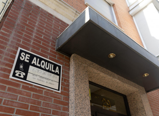 Archivo - Un cartel de 'Se alquila' pegado a un edificio de viviendas