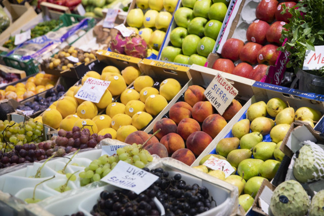 Archivo - Detalle de un puesto de frutas en un mercado