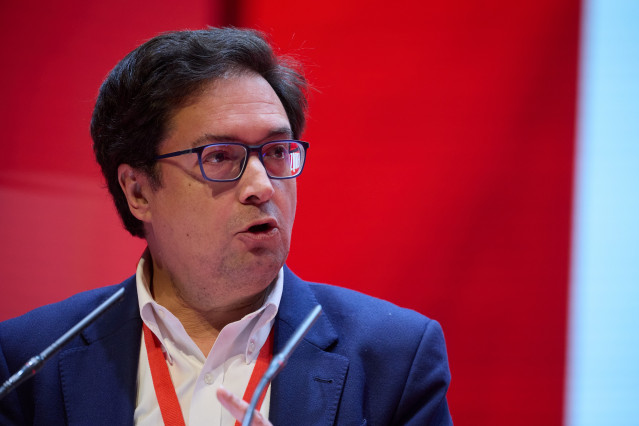 Archivo - El secretario general del PSOE-M y ministro para la Transformación Digital y de la Función Pública, Óscar López, interviene durante el 15º Congreso Regional del PSOE-M, en la Universidad Carlos III, a 1 de febrero de 2025, en Leganés, Madrid (Es
