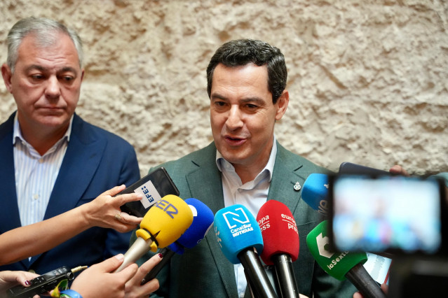 El presidente de la Junta de Andalucía, Juanma Moreno, atiende a los medios en Sevilla.