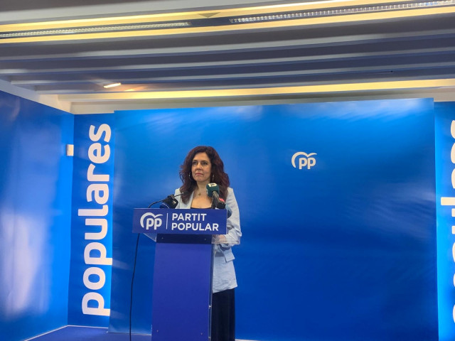 La secretaria general del PP de Baleares y diputada en el Congreso de los Diputados, Sandra Fernández, en rueda de prensa.
