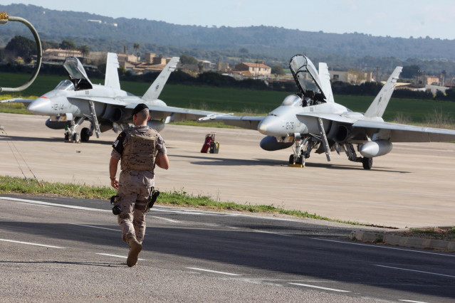 Archivo - Un militar durante el ejercicio 'Eagle Eye' 2023, en la base aérea de Son Sant Joan, a 22 de marzo