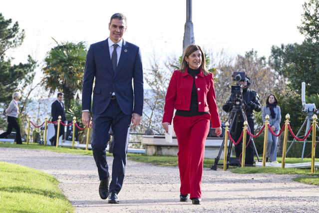 Archivo - El presidente del Gobierno, Pedro Sánchez, y la presidenta del Gobierno de Cantabria, María José Sáenz de Buruaga, durante la XXVII Conferencia de Presidentes celebrada en Santander
