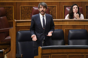 El ministro de Cultura, Ernest Urtasun, interviene durante una sesión de control al Gobierno, en el Congreso de los Diputados, a 11 de junio de 2025, en Madrid (España).