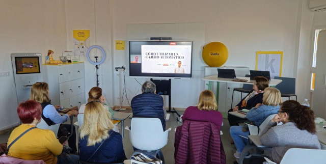 El Proyecto Edufinet, programa de educación financiera promovido por la Fundación Unicaja y Unicaja, concluye la tercera edición de su Proyecto Embajadores, iniciada el pasado abril, en la que se han registrado más de 800 personas mayores
