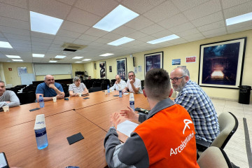 El coordinador de Izquierda Unida de Asturias, Ovidio Zapico, reunido con representantes de CCOO en la factoría gijonesa de ArcelorMittal.
