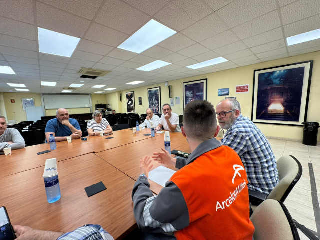 El coordinador de Izquierda Unida de Asturias, Ovidio Zapico, reunido con representantes de CCOO en la factoría gijonesa de ArcelorMittal.