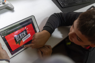 Archivo - Un joven mira una web de compras online, en Madrid (España)