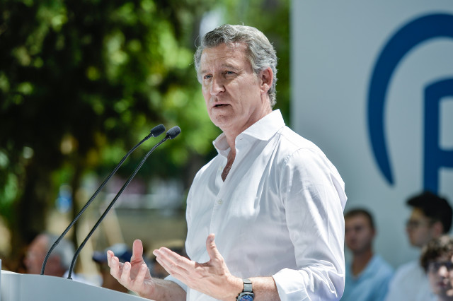 El presidente del Partido Popular, Alberto Núñez Feijóo, protagoniza un acto público en Guadalajara, en el Paseo de San Roque, a 13 de junio de 2025, en Guadalajara, Castilla-La Mancha (España). Este acto se enmarca dentro de la gira que Feijóo está reali