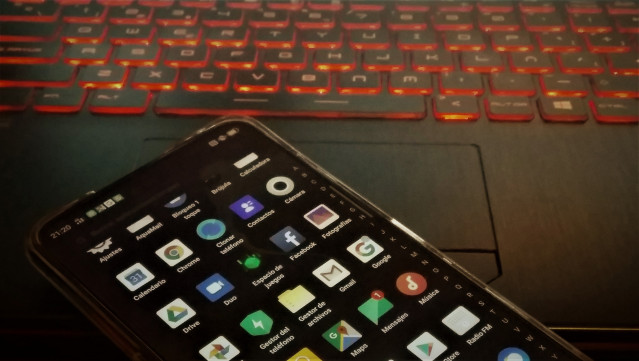 Archivo - Imagen de recurso de un smartphone y un teclado de ordenador.