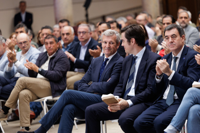 El presidente de la Xunta, Alfonso Rueda, acompañado del conselleiro de Educación, Ciencia, Universidades e FP, Román Rodríguez, en el  Foro da FP Dual.