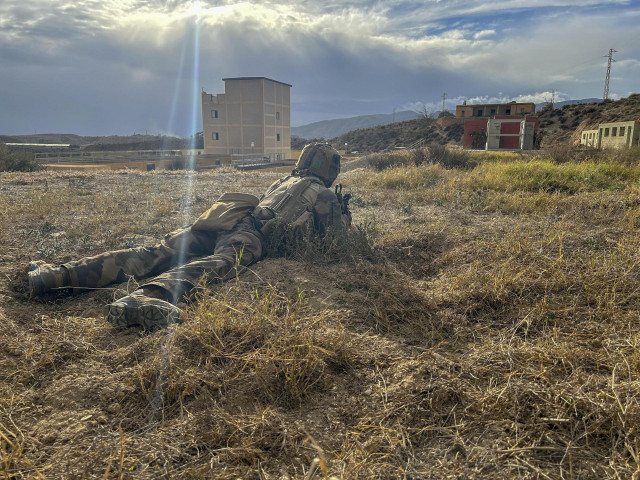 Archivo - Un soldado participa en un ejercicio en la base 'Álvarez de Sotomayor', en Viator (Almería).