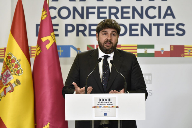 El presidente de la Región de Murcia, Fernando López Miras, ofrece una rueda de prensa posterior a la reunión de la XXVIII Conferencia de Presidentes, en Palau de Pedralbes de Barcelona.