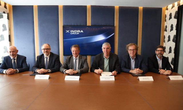 Archivo - De izquierda a derecha: Javier Abajo, adjunto al Dir. Gen. De Tess; Fernando Fernández, CEO de EM&E; Juan Escriña, Dir. Gen. De GDELS-SBS; José Vicente de los Mozos, CEO de Indra; Ibon Aperribay, consejero de Sapa y Manuel Escalante, presidente