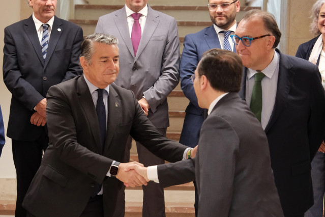 El consejero de la Presidencia, Antonio Sanz, saluda este viernes en Madrid al ministro José Manuel Albares durante el encuentro celebrado por el acuerdo de la Unión Europea y Reino Unido sobre Gibraltar.