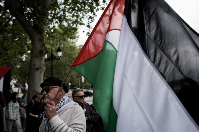Un hombre con una bandera Palestina durante la manifestación en Madrid