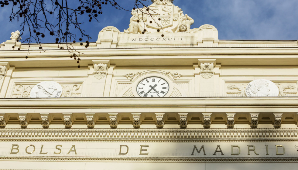 Archivo - Reloj de la fachada exterior del Palacio de la Bolsa de Madrid, en la Plaza de la Lealtad, nº1 de Madrid (España).