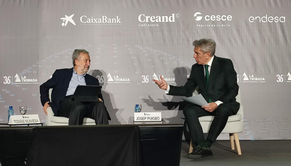 El presidente de CaixaBank, Tomás Muniesa, y el periodista Josep Puigbó.