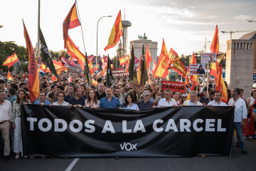El presidente de Vox, Santiago Abascal (c), acompañado de otros dirigentes del partido, durante una marcha para pedir la dimisión de Sánchez, desde el intercambiador de Moncloa hasta la calle de Fe