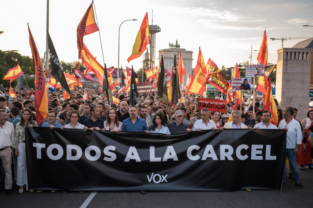 El presidente de Vox, Santiago Abascal (c), acompañado de otros dirigentes del partido, durante una marcha para pedir la dimisión de Sánchez, desde el intercambiador de Moncloa hasta la calle de Ferraz, a 13 de junio de 2025, en Madrid (España).