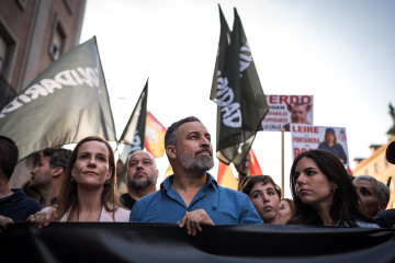 El presidente de Vox, Santiago Abascal (c) y la portavoz de Vox, Pepa Millán (d), durante una marcha para pedir la dimisión de Sánchez, desde el intercambiador de Moncloa hasta la calle de Ferraz, 