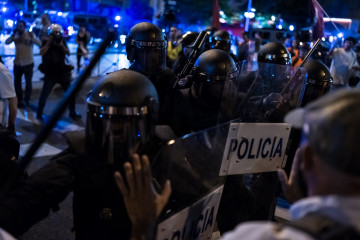 Varios agentes de la Policía Nacional cargan contra los manifestantes durante una marcha para pedir la dimisión de Sánchez, desde el intercambiador de Moncloa hasta la calle de Ferraz, a 13 de juni