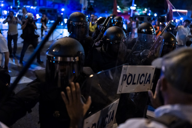 Varios agentes de la Policía Nacional cargan contra los manifestantes durante una marcha para pedir la dimisión de Sánchez, desde el intercambiador de Moncloa hasta la calle de Ferraz, a 13 de junio de 2025, en Madrid (España).
