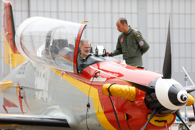 Archivo - El Rey Felipe VI (i) probando una aeronave militar durante su visita a la Academia General del Aire en San Javier, a 6 de mayo de 2024, en San Javier, Murcia, Región de Murcia (España)