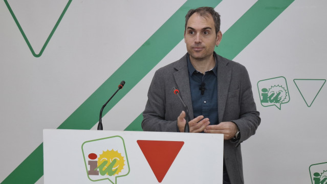 Archivo - El coordinador de IU Andalucía, Toni Valero, en rueda de prensa en Málaga. (Foto de archivo).