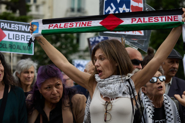 Varias personas durante una concentración propalestina frente al Congreso de los Diputados, a 20 de mayo de 2025, en Madrid (España).